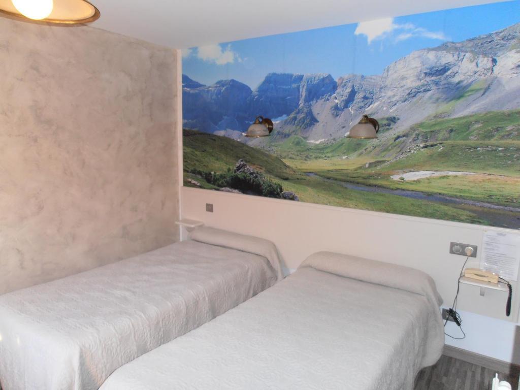 Hotel Panoramic Et Des Bains Luz-Saint-Sauveur Room photo